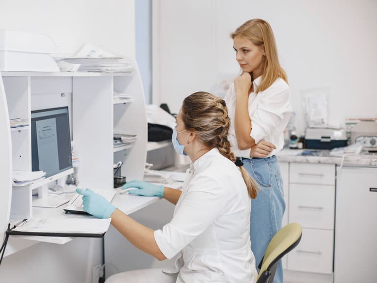 Deux professionnelles de laboratoire examinant des résultats sur un écran d'ordinateur